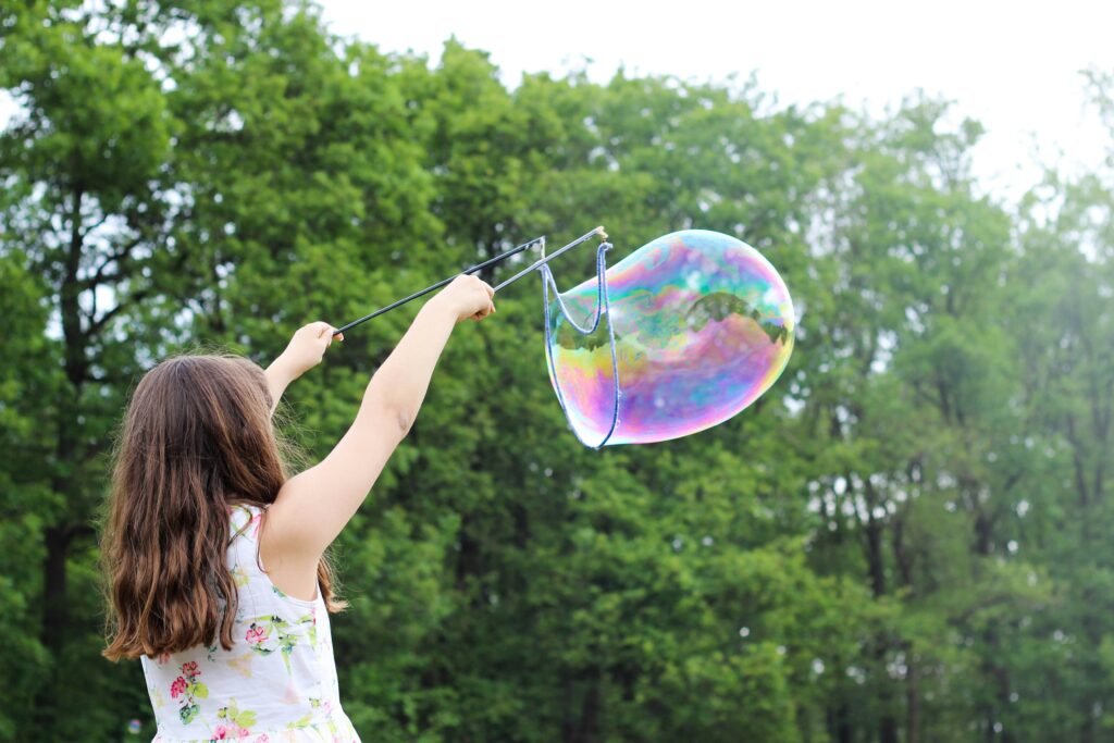Niña jugando feliz en base a los principios de la crianza