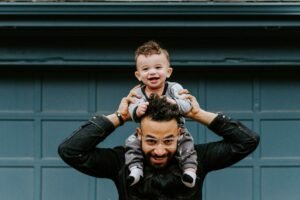 padrastro aplicando la paternidad nacho