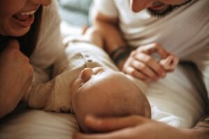 Padres felices que aplican el gentle parenting